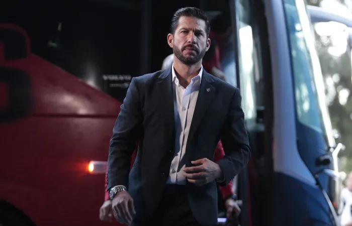 Benjamín Mora descendiendo el autobús de Atlas