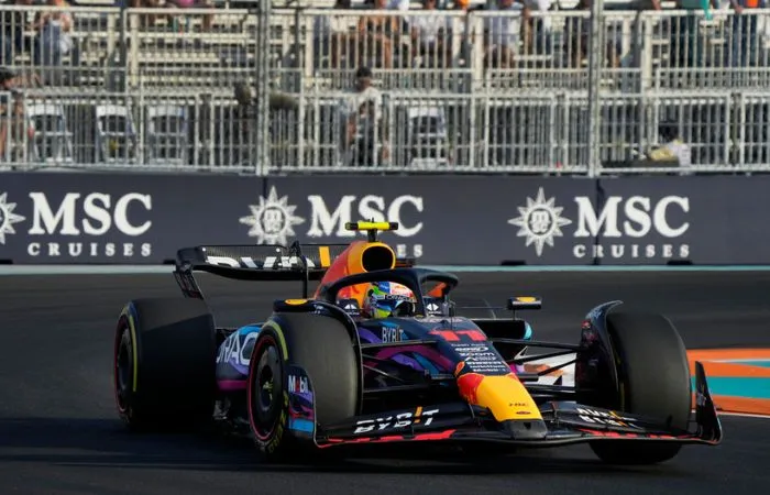 Checo Pérez en pista en las prácticas del GP de Miami