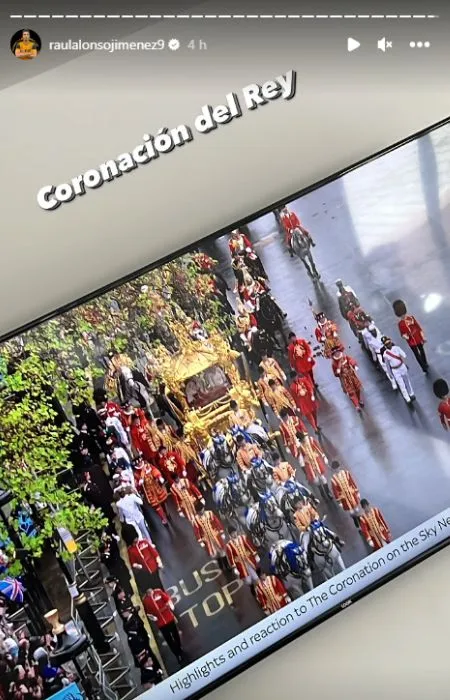Raúl Jiménez viendo la coronación del rey Carlos III