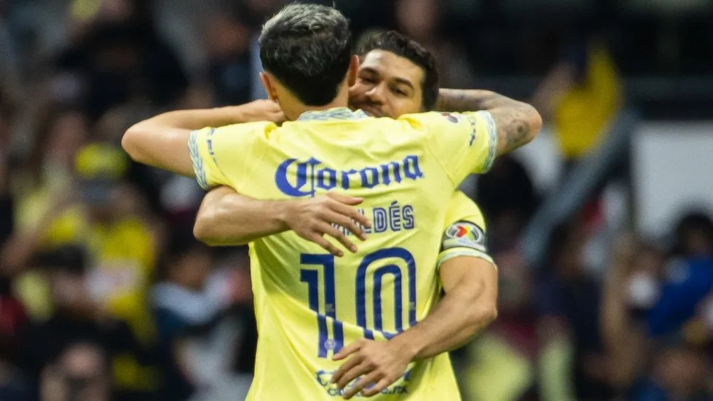 Henry Martín se abraza con Diego Valdés