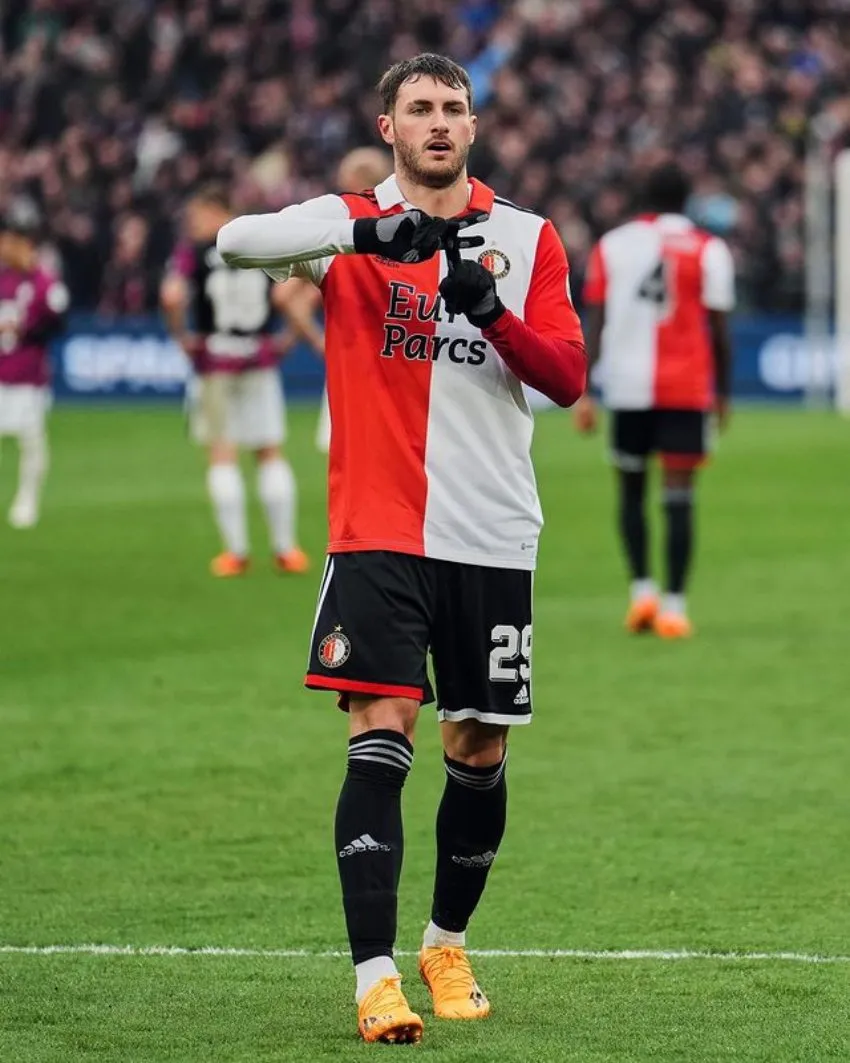 INSTAGRAM: @sant.gimenez Santi Giménez en celebración de gol