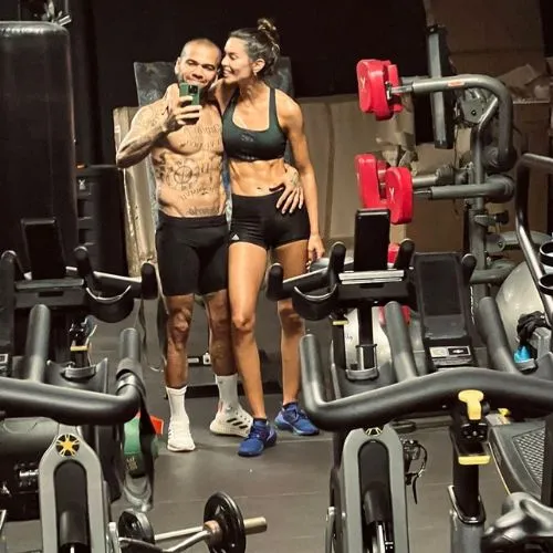 Dani Alves y Joana Sanz en el gimnasio de su casa