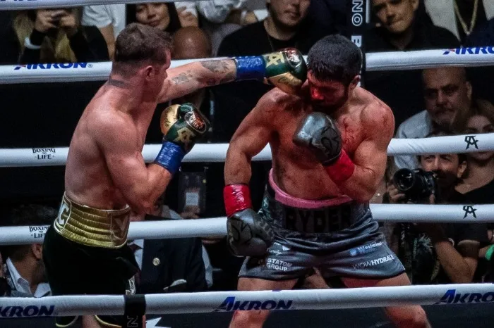 Miguel Pontón Canelo y Ryder durante la pelea