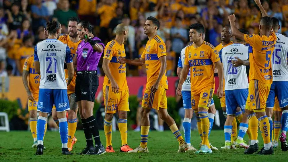 Jugadores de los dos equipos se metieron a la bronca