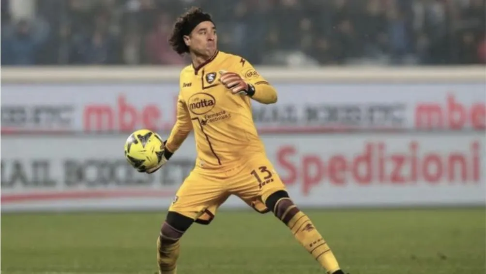 Paco Memo como arquero del Salernitana