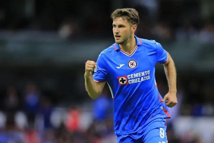 MEXSPORT Santiago Giménez celebra un gol con los cementeros