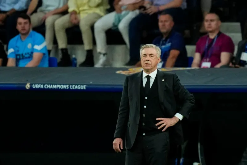 Carlo Ancelotti da indicaiones durante el partido