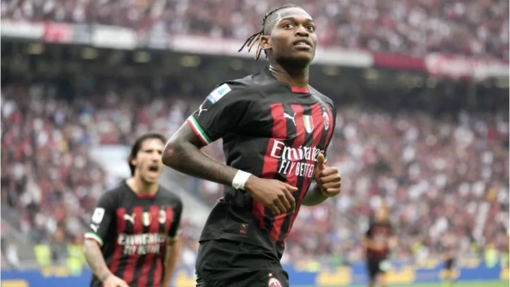 AP Rafa Leao celebrando en San Siro