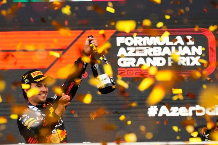 El mexicano celebra su triunfo en Bakú