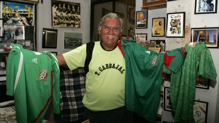 Carbajal posa con playeras del Tri