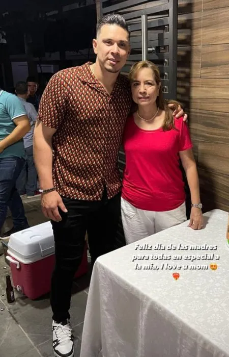 Joey Meneses con su mamá