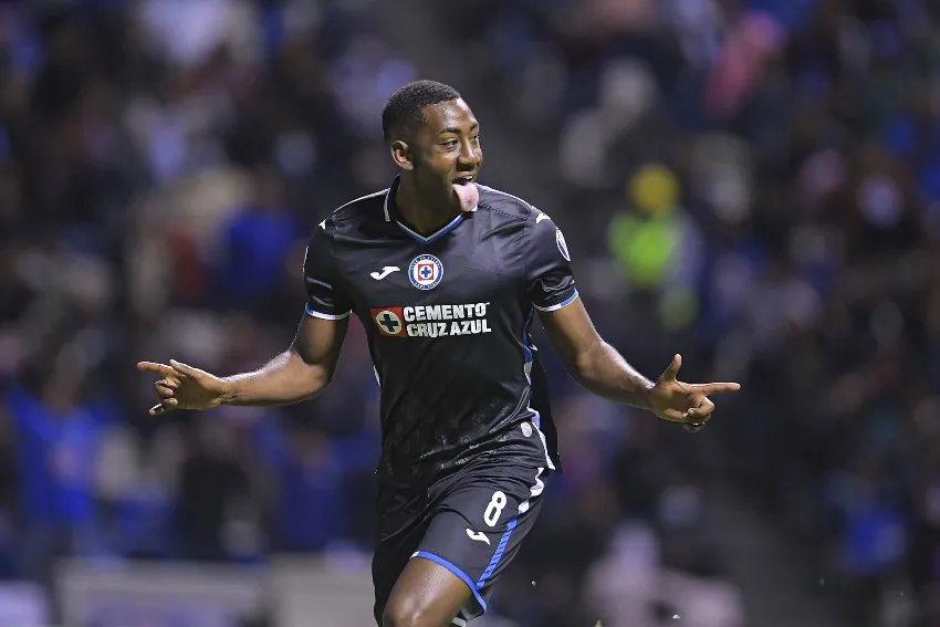 MEXSPORT Gonzalo Carneiro en un partido de Cruz Azul