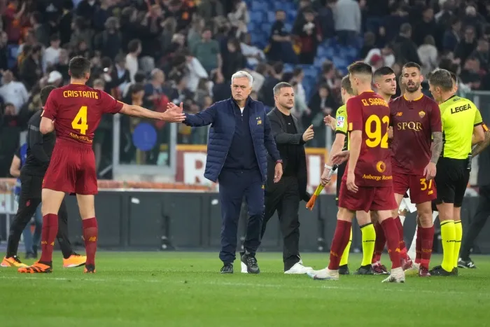 Mourinho con sus jugadores al terminar un partido