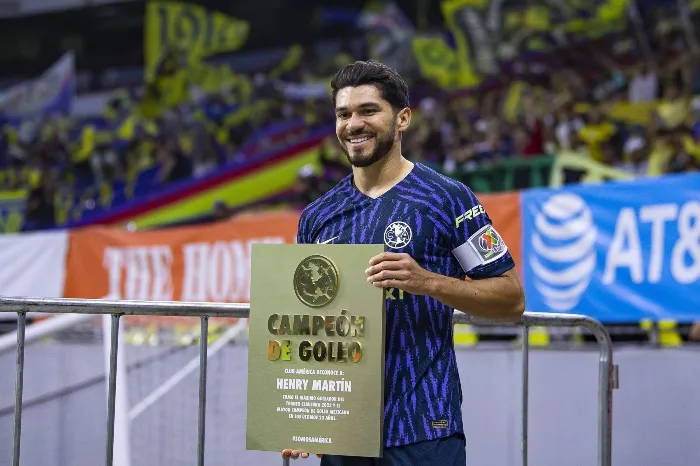 MEXSPORT Henry Martín recibe su reconocimiento de campeón de goleo
