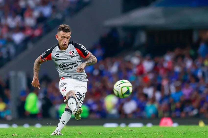 Huevo Lozano en un partido de Atlas