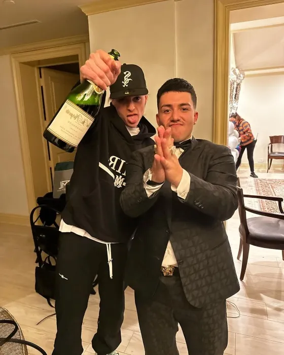 Pedro Tovar y Peso Pluma durante el video de &quot;Ella baila sola&quot;