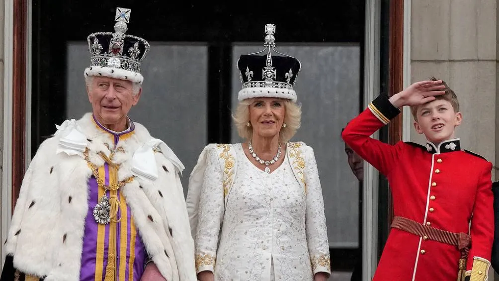 El rey Carlos III y la reina Camila de Gran Bretaña saludan a la multitud desde el balcón del Palacio de Buckingham