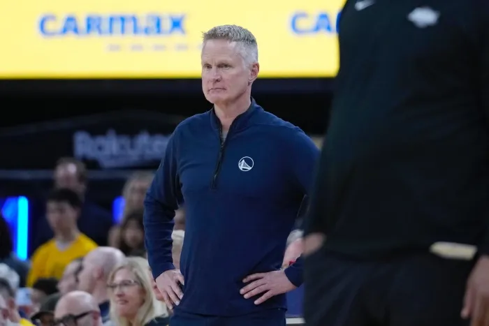 Steve Kerr dirigiendo a Golden State Warriors