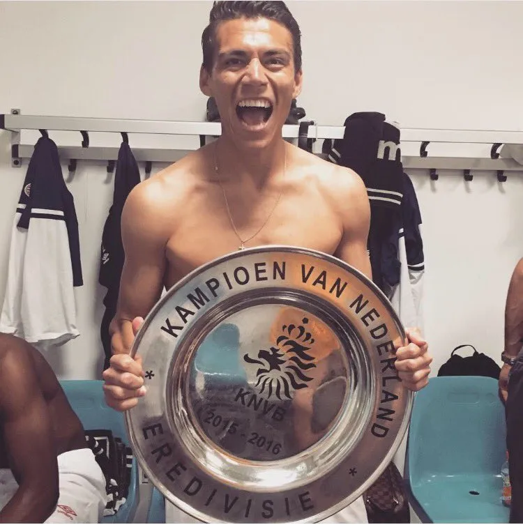 Héctor Moreno festeja el título de la Eredivisie con el PSV