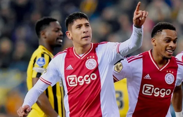 Edson Álvarez festejando un gol con el Ajax