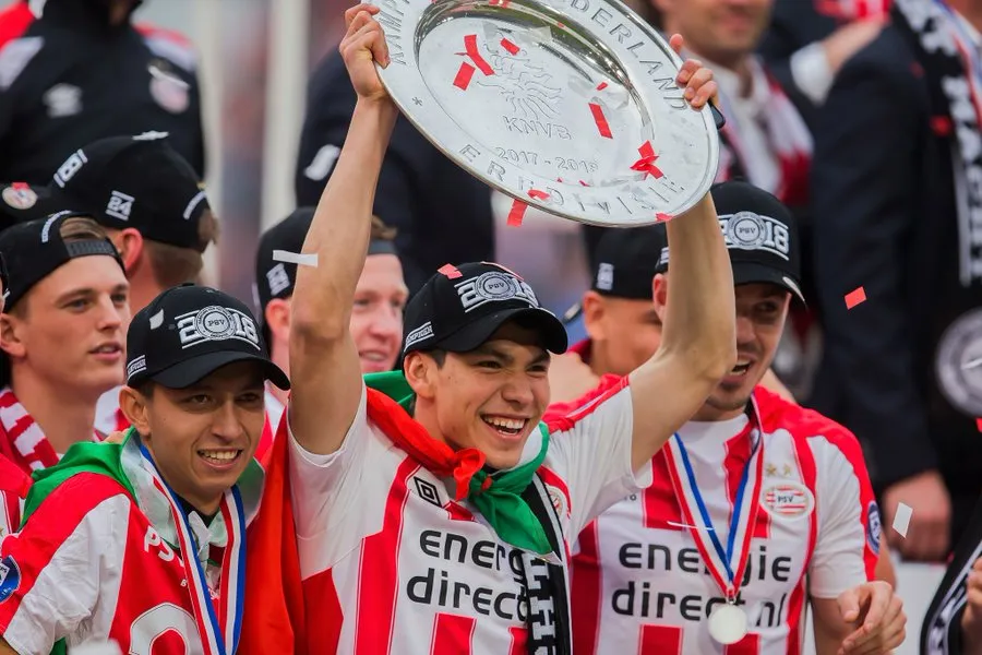 Chucky Lozano festeja su título con el PSV