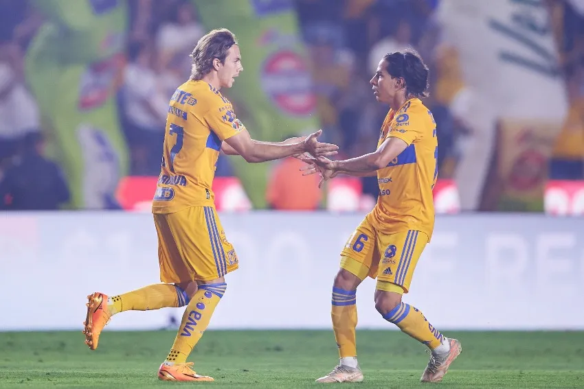 Lainez en celebración de gol con Córdova