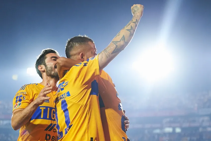 Diente López en celebración de gol