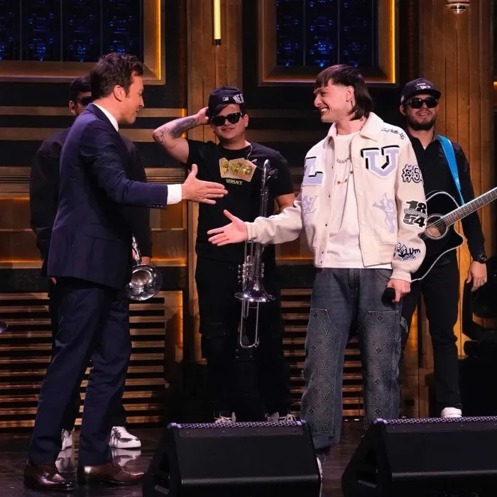INSTAGRAM @pesopluma Peso Pluma en su presentación con Jimmy Fallon