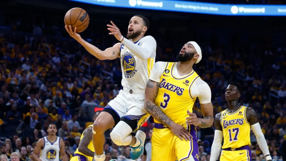 Davis intenta detener a Stephen Curry