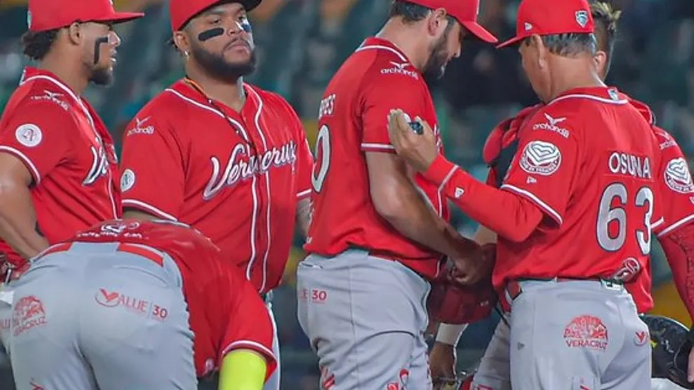 TWITTER: @aguilabeisbol El Águila de Veracruz celebra la alianza