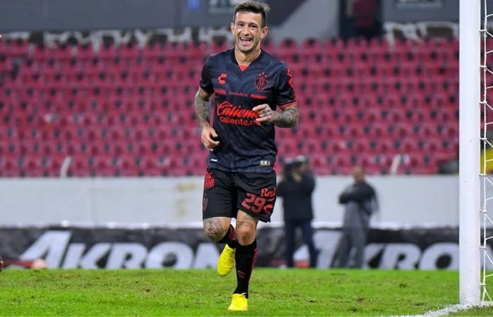 Brian Lozano en un partido de Atlas