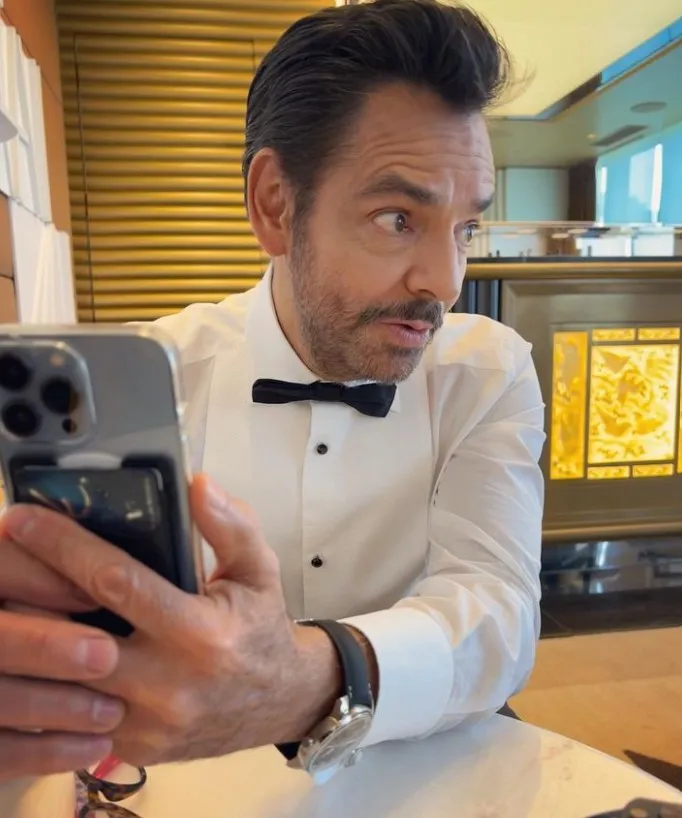 Eugenio Derbez pasó desapercibido en el avión