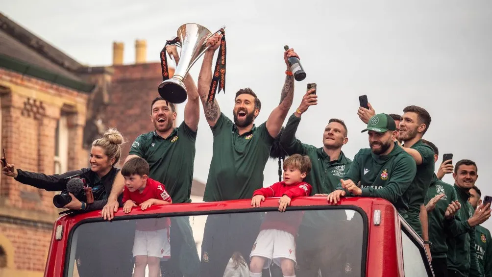 Los jugadores celebran el ascenso a cuarta división