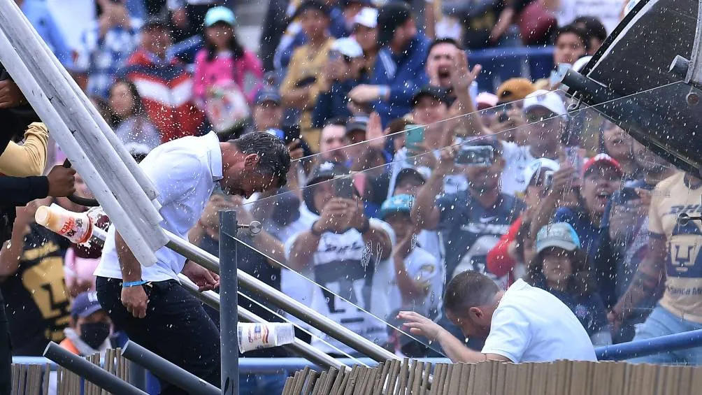 La afición le avienta de todo a Rafa Puente tras un partido