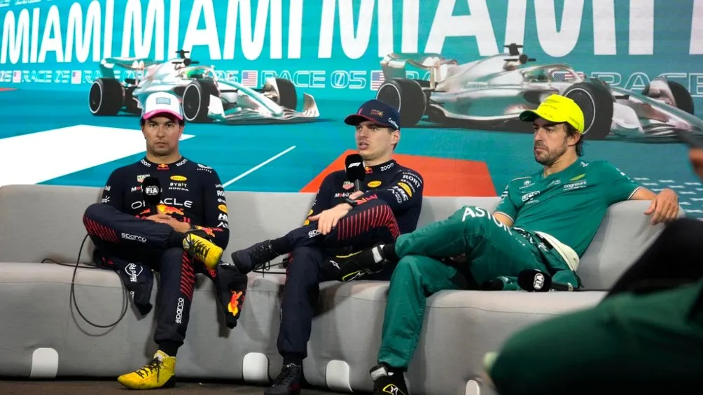 AP Checo Pérez, Verstappen y Fernando Alonso en entrevista