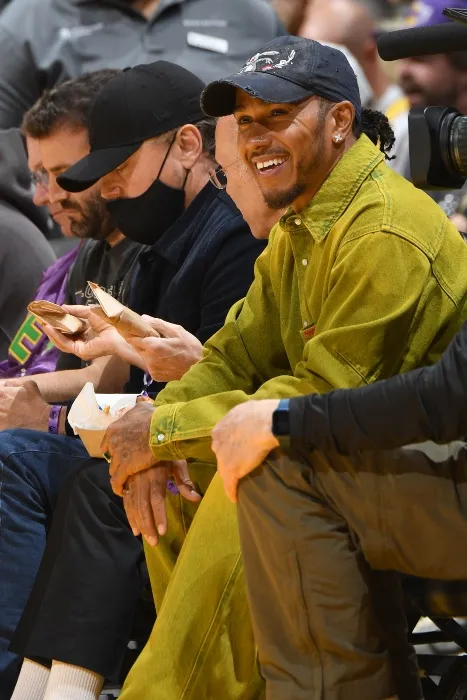 TWITTER @nba Lewis Hamilton estuvo presente en el juego