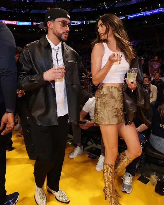 TWITTER @nbalatam Bad Bunny y Kendall Jenner juntos en el partido