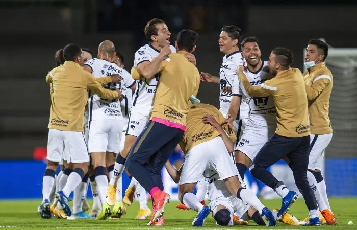 Jugadores de Pumas celebrando la remontada ante Cruz Azul