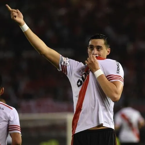 Ramiro Funes Mori besando la playera de River