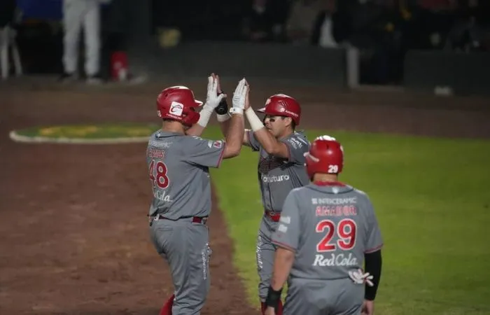 Roberto Ramos festejando una carrera con Diablos ante Pericos