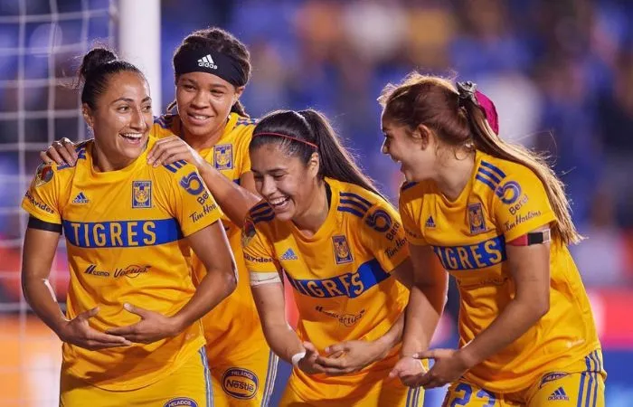 Jugadoras de Tigres Femenil festejando un gol
