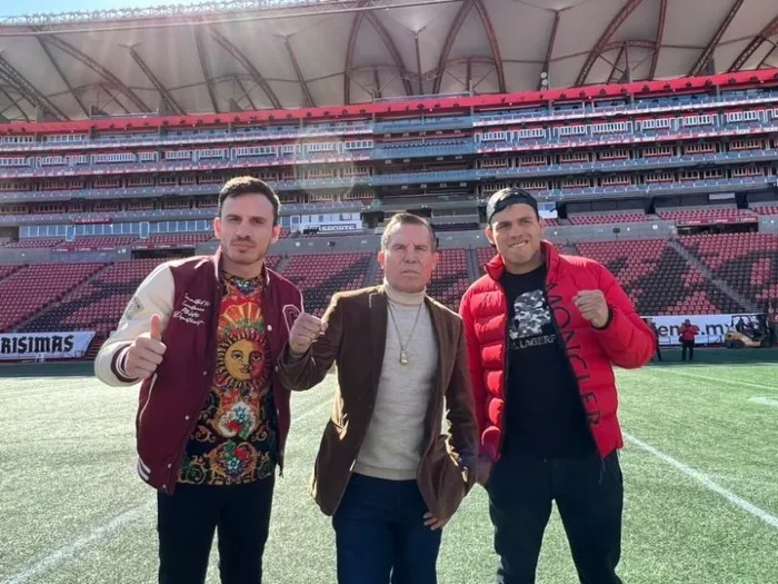 Julio César Chávez junto a sus hijos en el estadio de Xolos