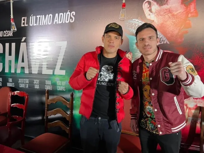 Julio César Chávez Jr y Omar Chávez en una conferencia de prensa