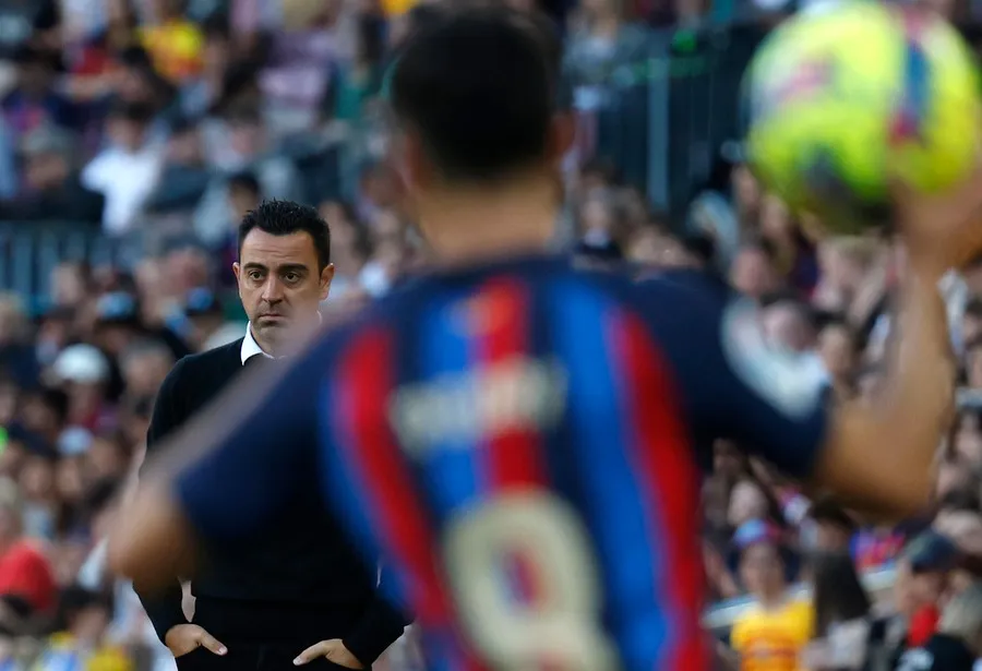AP Xavi al borde de la cancha del Camp Nou