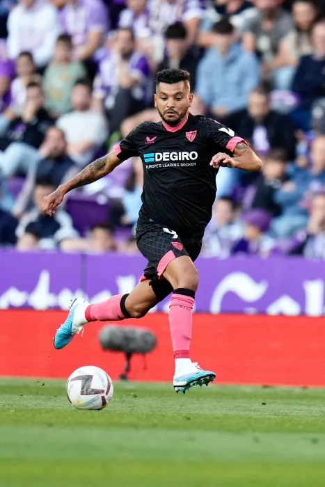 Tecatito Corona durante el juego frente el Valladolid