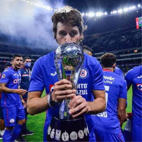 INSTAGRAM: @sant.gimenez Santi Giménez con el trofeo de Liga MX