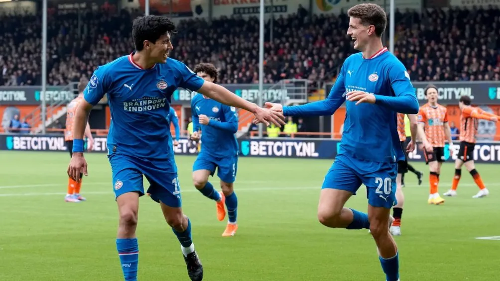 @PSVespanol Érick Gutiérrez festeja un gol con sus compañeros