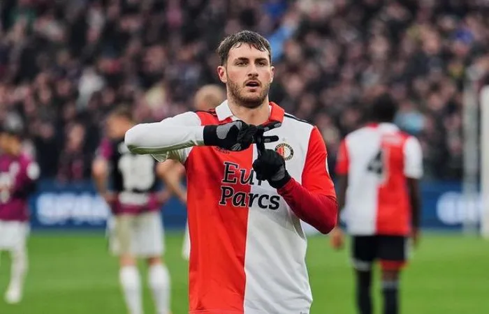 Santi Giménez celebrando un gol con el Feyenoord