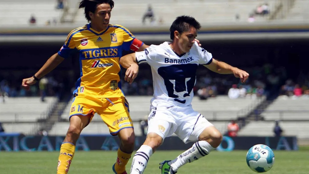 Protegiendo el balón ante la presión de Lucas Lobos