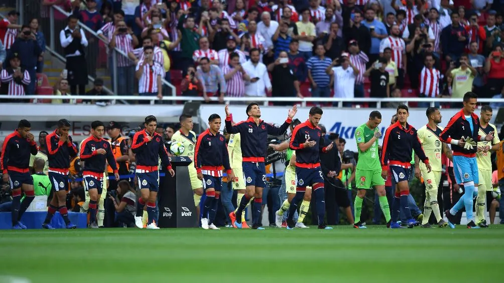 MEXSPORT Chivas y América ingresan al campo para disputar el Clásico